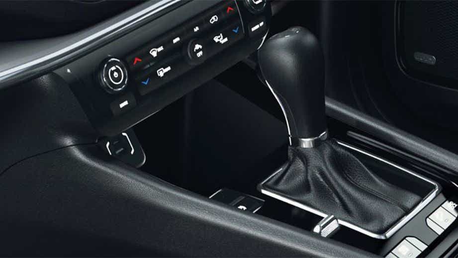 Gear lever and centre console of a Jeep Compass