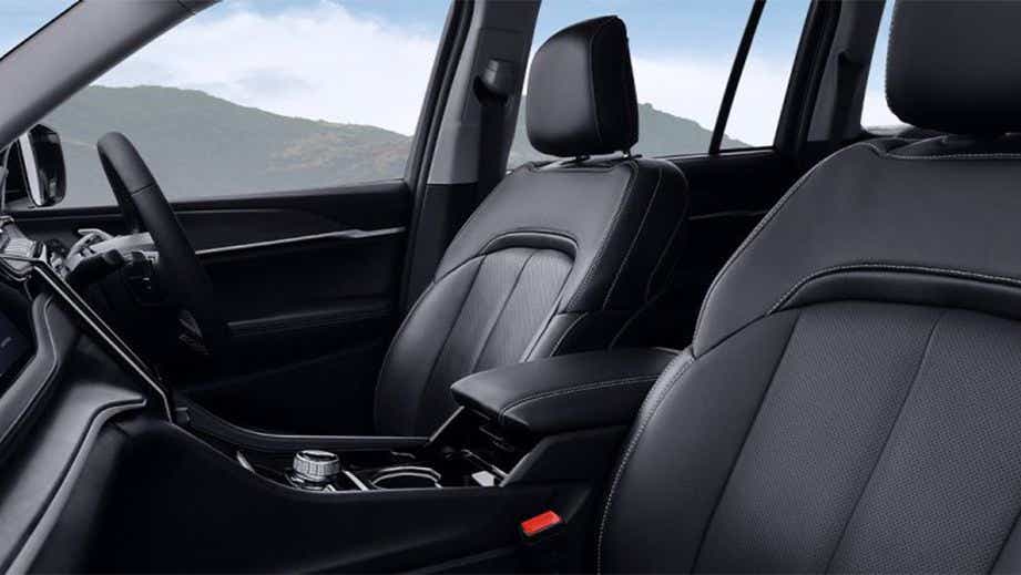 Front interior seats and dashboard of a Jeep Grand Cherokee