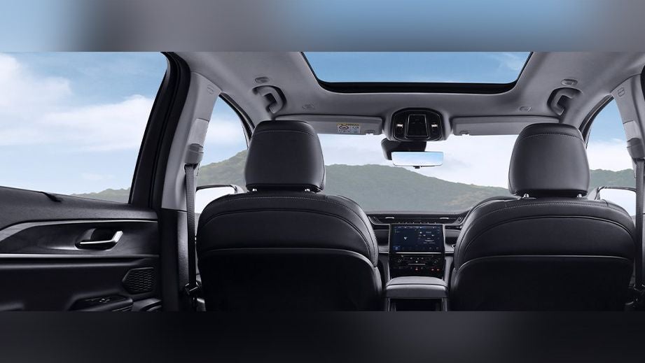 interior dashboard and front seats of a Jeep Grand Cherokee