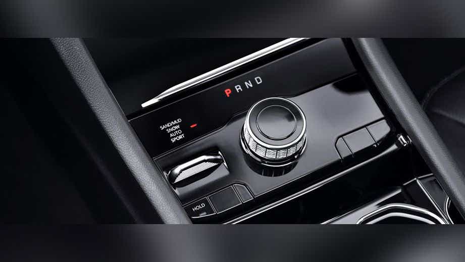 Center console gear selector and drive mode controls of a Jeep Grand Cherokee