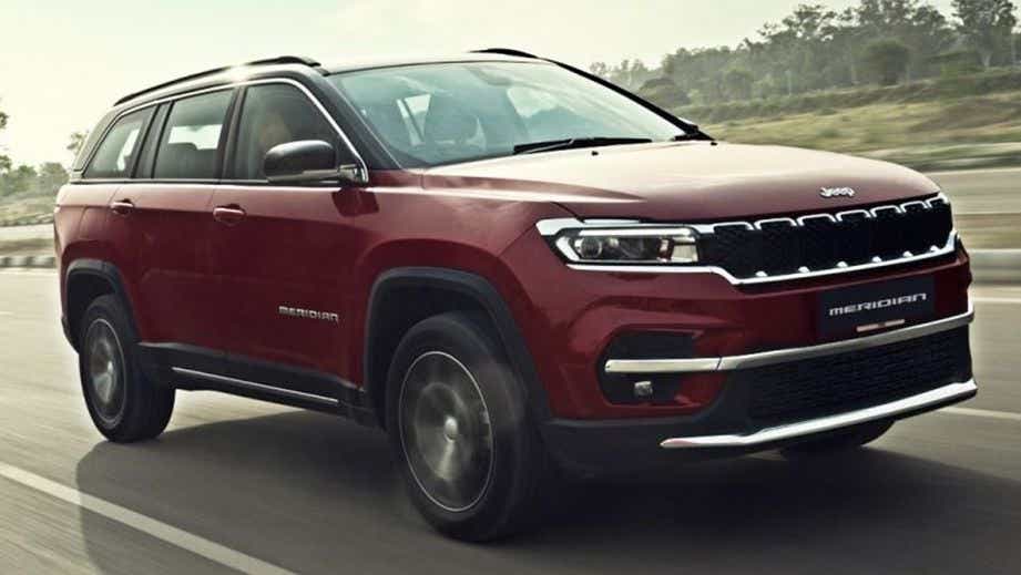 front three-quarter view of a Jeep Meridian 2022-2023