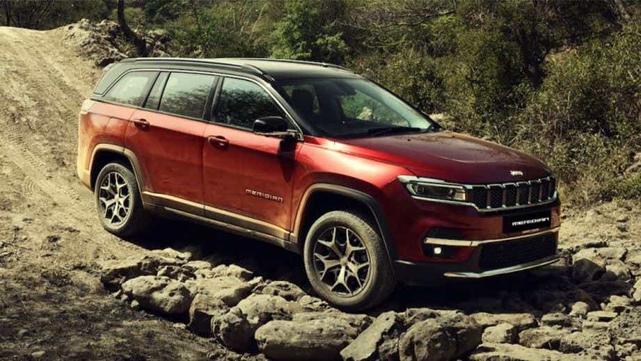 front three-quarter view of a Jeep Meridian 2022-2023