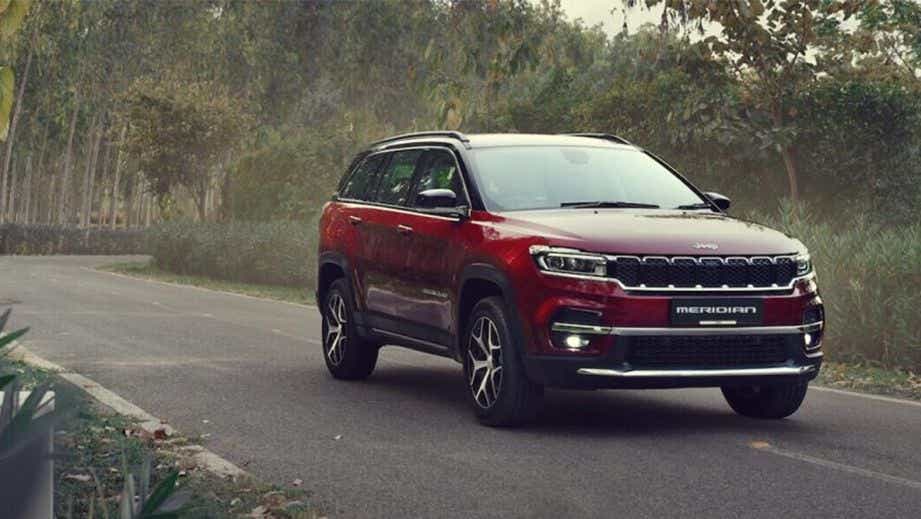 front three-quarter view of a Jeep Meridian 2022-2023