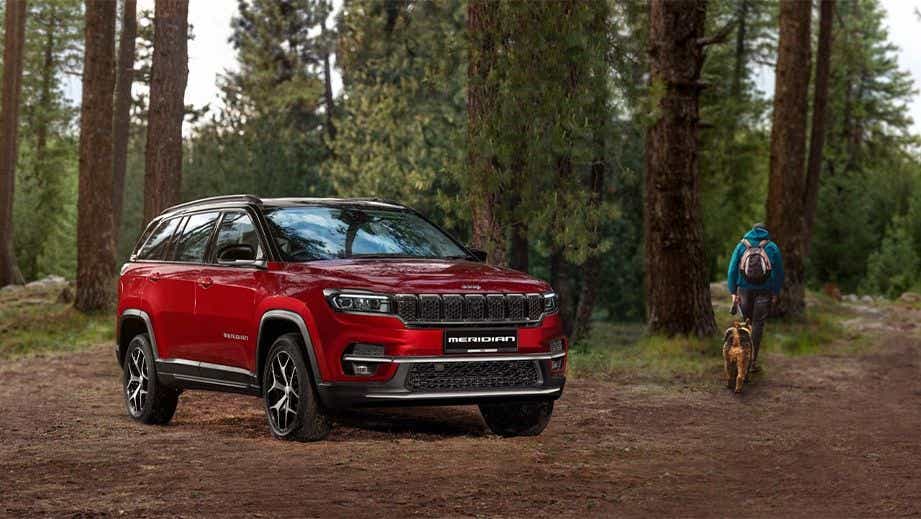 front three-quarter view of a Jeep Meridian 2022-2023