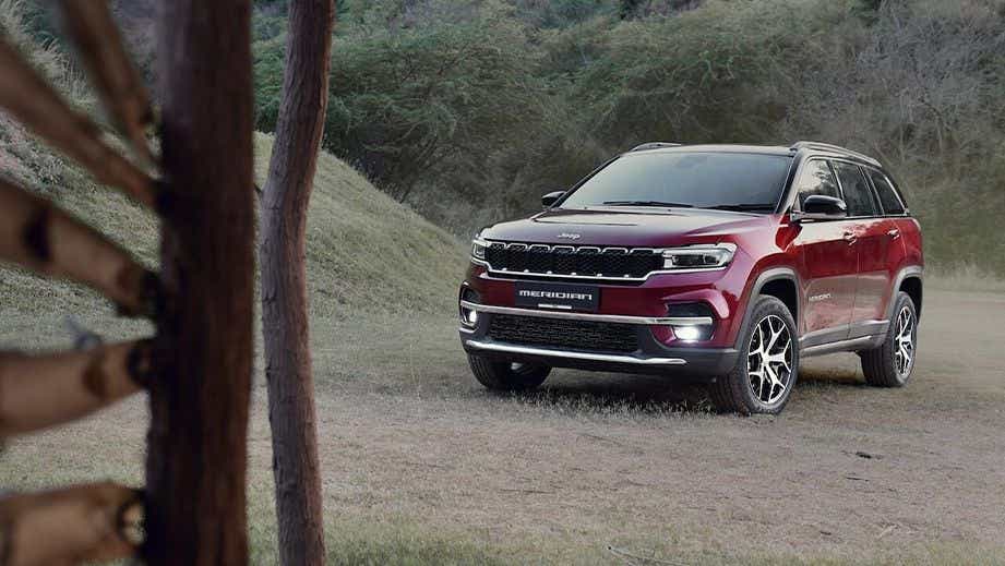 front three-quarter of a Jeep Meridian 2022-2023