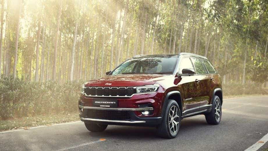 front three-quarter of a Velvet Red Jeep Meridian 2022-2023