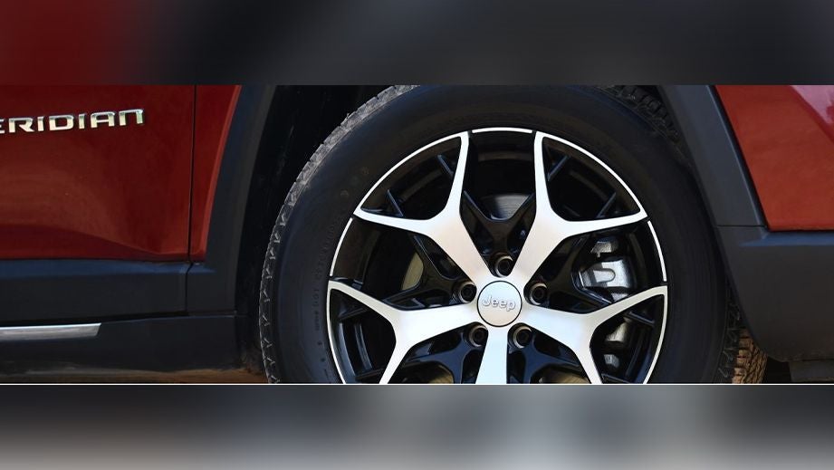 Front wheel close-up of a Jeep Meridian 2022-2023
