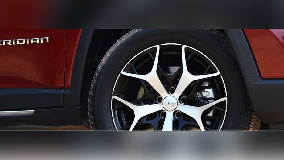 Front wheel close-up of a Jeep Meridian 2022-2023