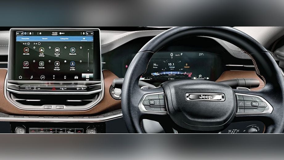 Dashboard and steering wheel of a Jeep Meridian 2022-2023