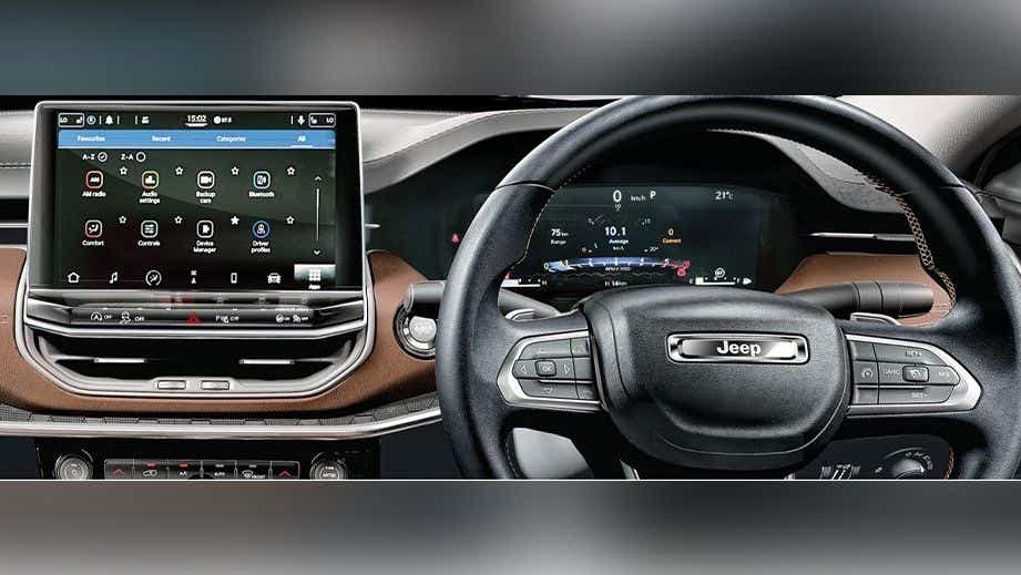 Dashboard and steering wheel of a Jeep Meridian 2022-2023