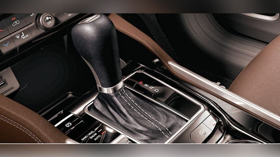 gear shifter and center console of a Jeep Meridian 2022-2023