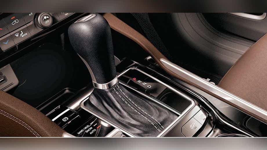 gear shifter and center console of a Jeep Meridian 2022-2023