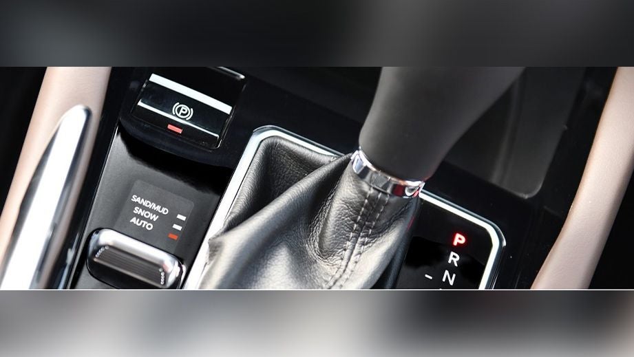 Gear selector and drive mode controls of a Jeep Meridian 2022-2023