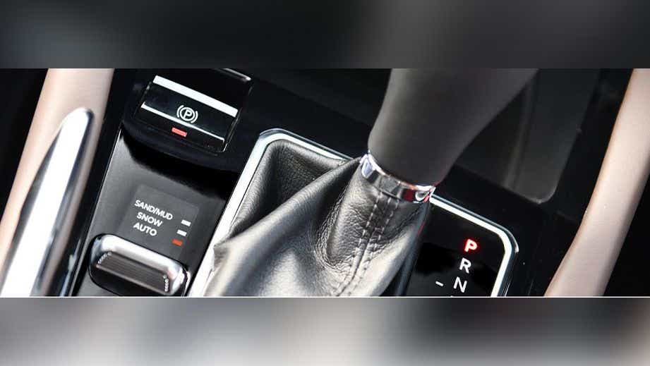 Gear selector and drive mode controls of a Jeep Meridian 2022-2023