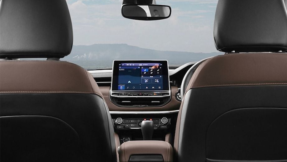 Interior dashboard view of a Jeep Meridian 2022-2023