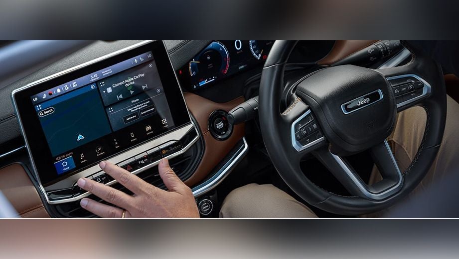 Interior dashboard and infotainment system of a Jeep Meridian 2022-2023