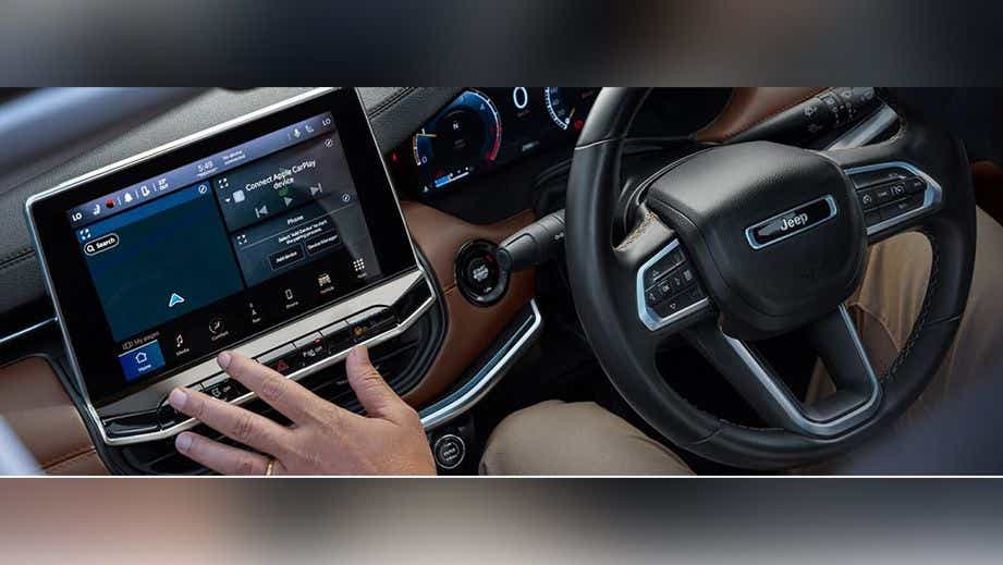 Interior dashboard and infotainment system of a Jeep Meridian 2022-2023