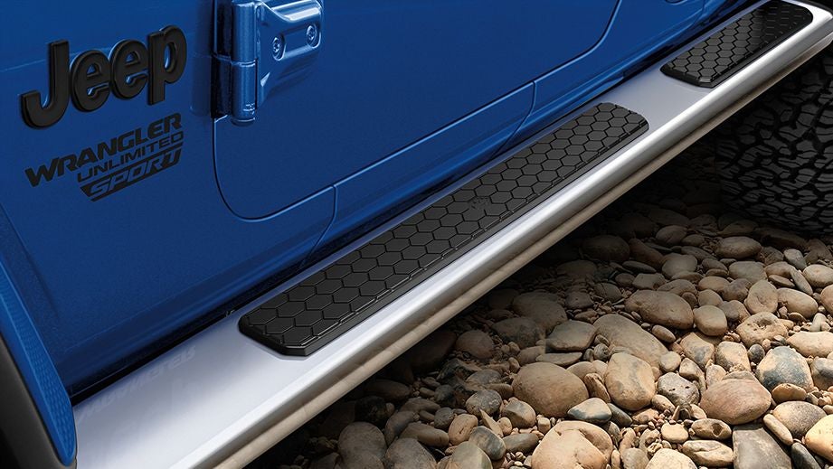 side step and lower body detail of a Jeep Wrangler 2021-2023