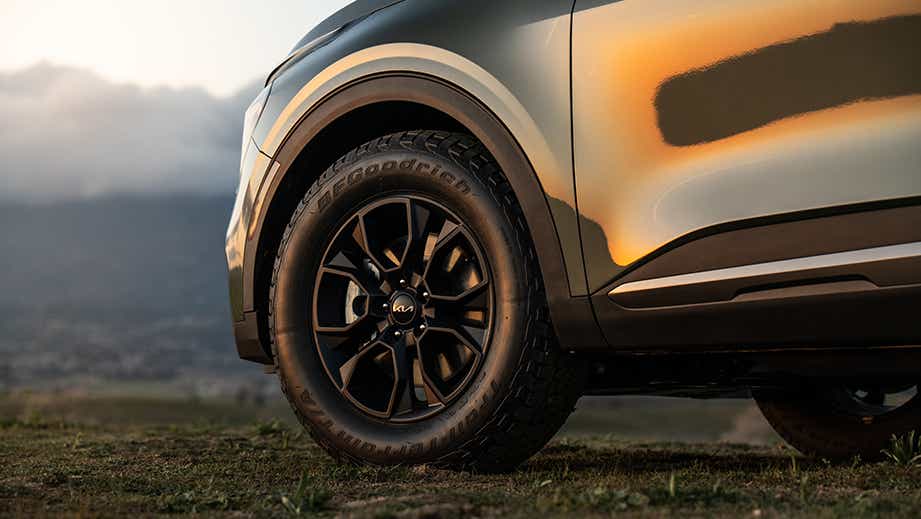 Front wheel and fender of a Black Kia Sportage