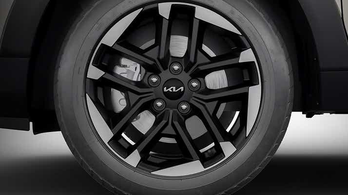 alloy wheel close-up of a Kia Carens Clavis