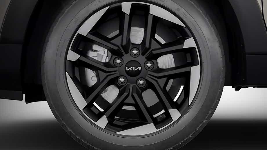 alloy wheel close-up of a Kia Carens Clavis