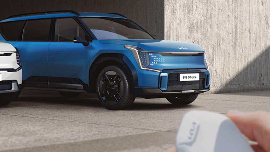 Front three-quarter view of an Ocean Blue Gloss Kia EV9 GT-Line