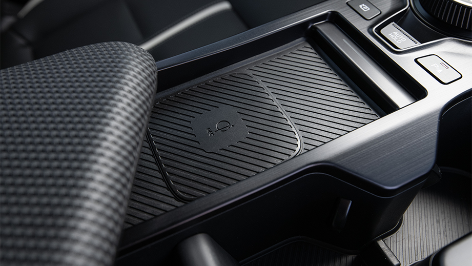 Centre console and wireless charging area of a Kia EV6