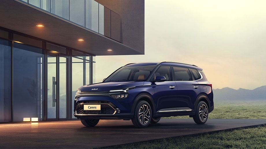 Front three-quarter view of a Kia Carens