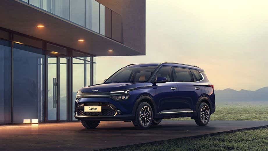 Front three-quarter view of a Kia Carens