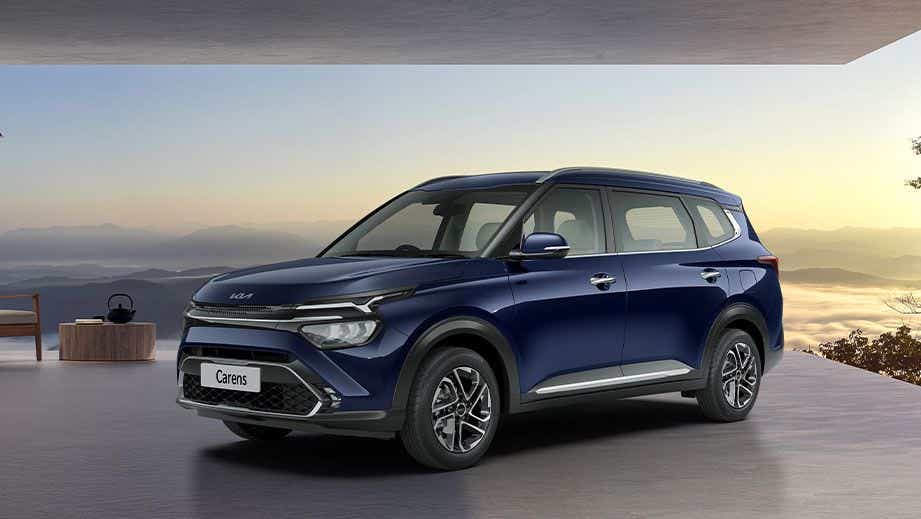 front three-quarter view of a Kia Carens