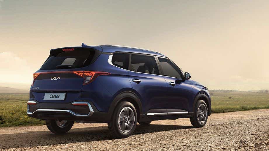 rear three-quarter of a Kia Carens