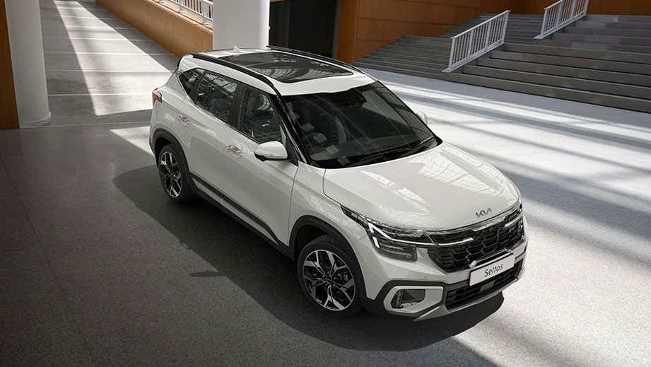front three-quarter view of a Glacier White Pearl With Aurora Black Pearl Kia Seltos