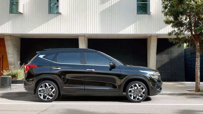 Side view of a Aurora Black Pearl Kia Seltos