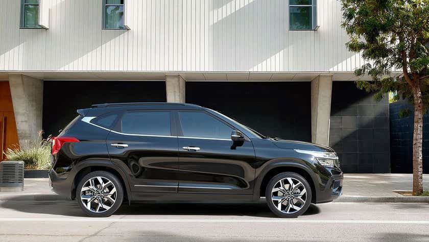 Side view of a Aurora Black Pearl Kia Seltos