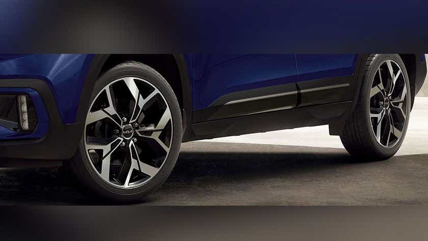 Close-up of wheels and lower side view of a Kia Seltos