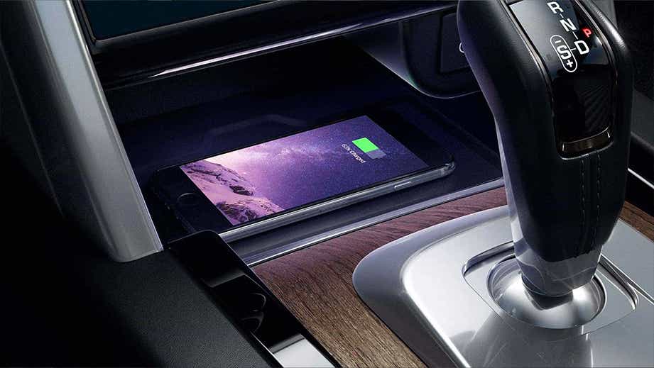 Gear selector and center console of a Land Rover Discovery Sport with a smartphone charging