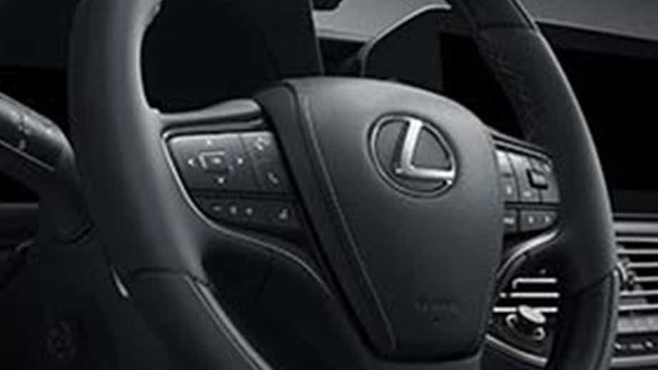 Steering wheel and dashboard of a Lexus LS