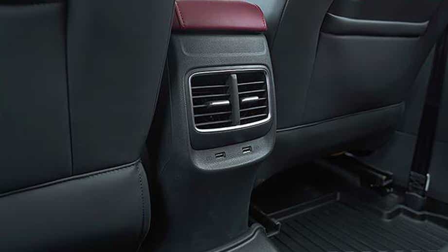 rear AC vent and USB ports of a MG Astor