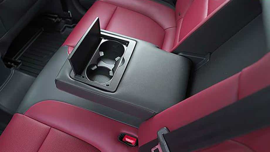 Rear seat armrest with cup holders of a MG Astor