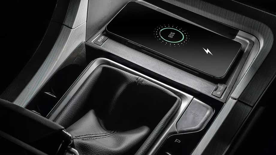 Wireless charging pad and gearshift area of a MG Hector