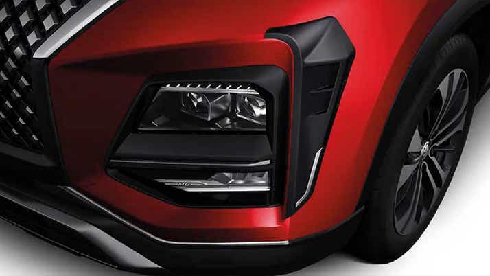 Front headlight close-up of a MG Hector