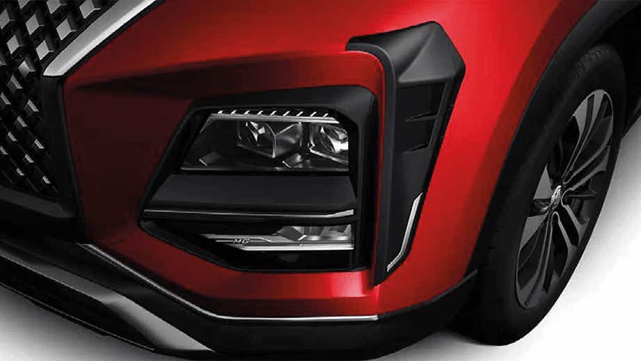 headlight close-up of a MG Hector Plus