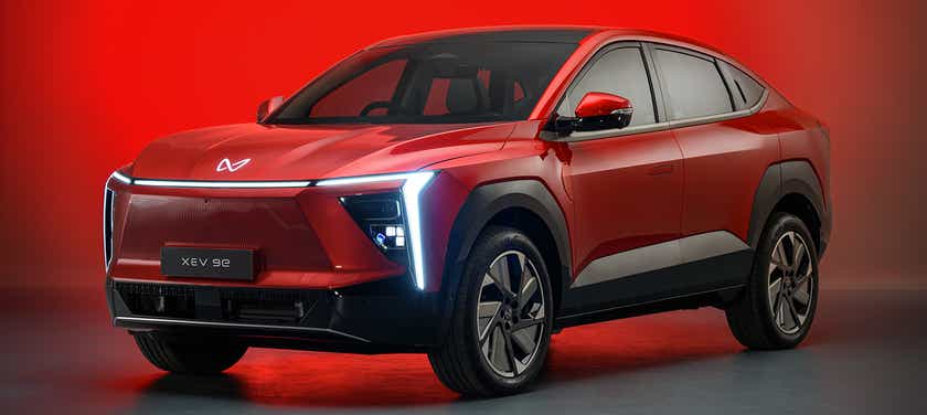 front three-quarter view of a Mahindra XEV 9E