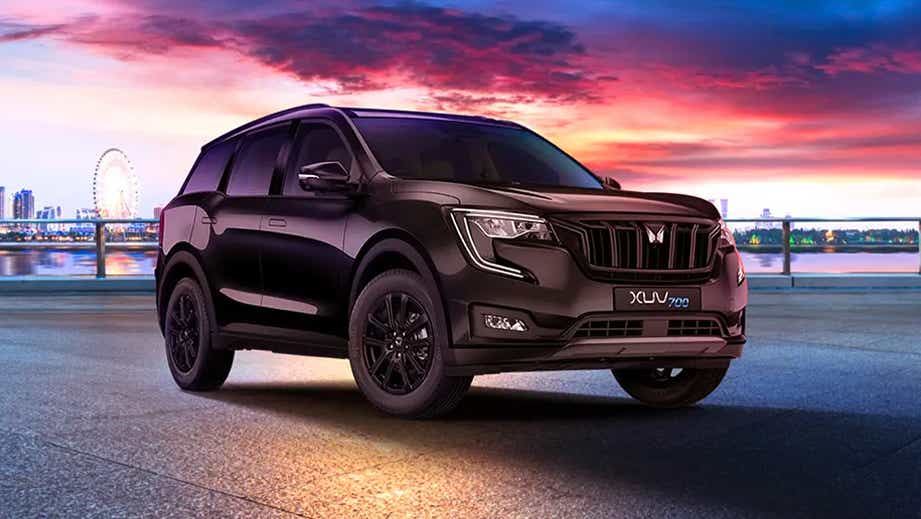 front three-quarter of a Midnight Black Mahindra XUV700