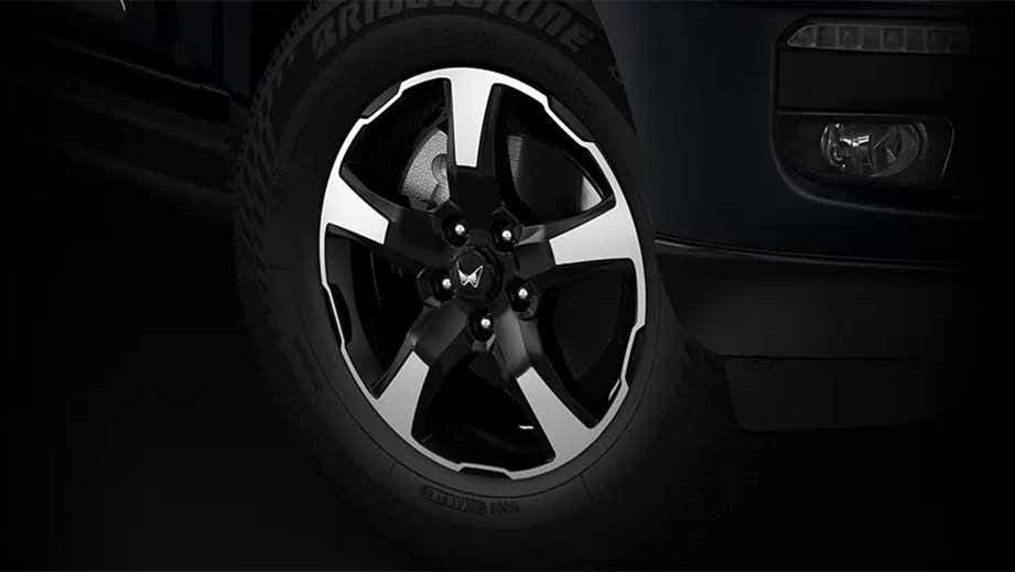 Alloy wheel close-up of a Mahindra Scorpio Classic