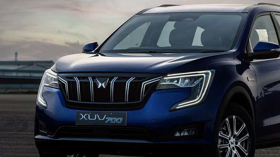 front three-quarter view of a Mahindra XUV700