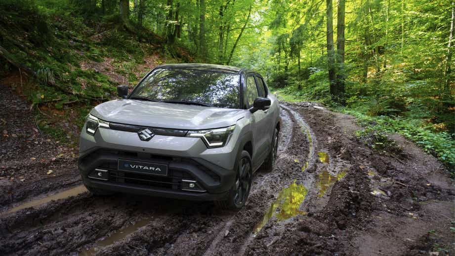 front view of a Splendid Silver Maruti Suzuki e Vitara