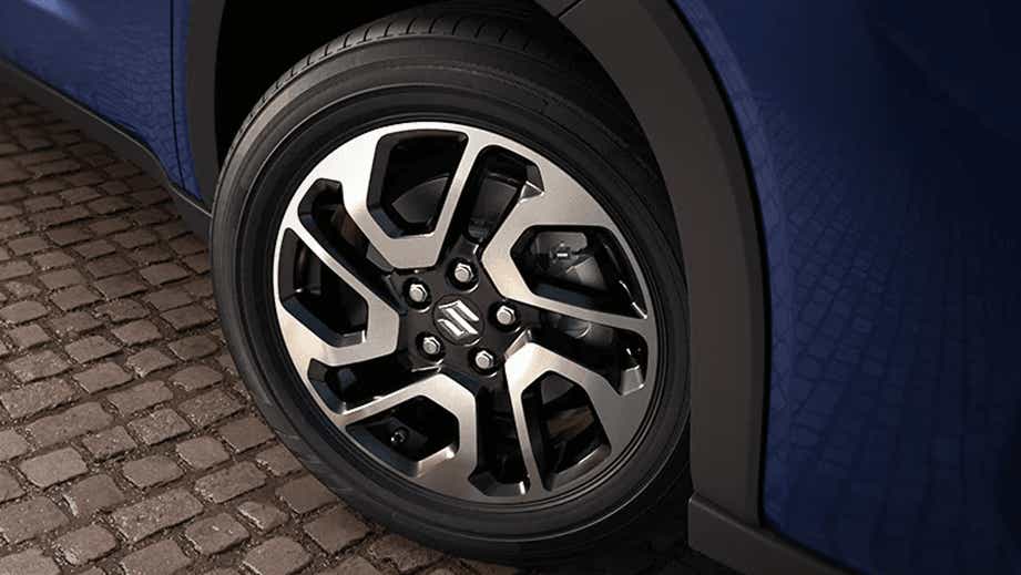 alloy wheel close-up of a Maruti Suzuki Invicto