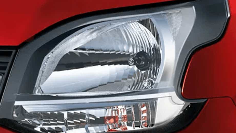 Headlight close-up of a Maruti Suzuki Wagon R