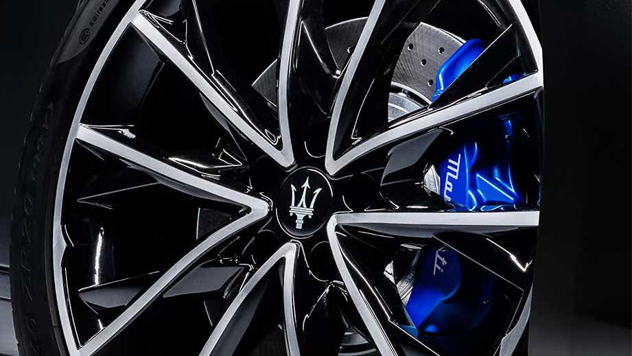 Close-up of a wheel rim of a Maserati Ghibli